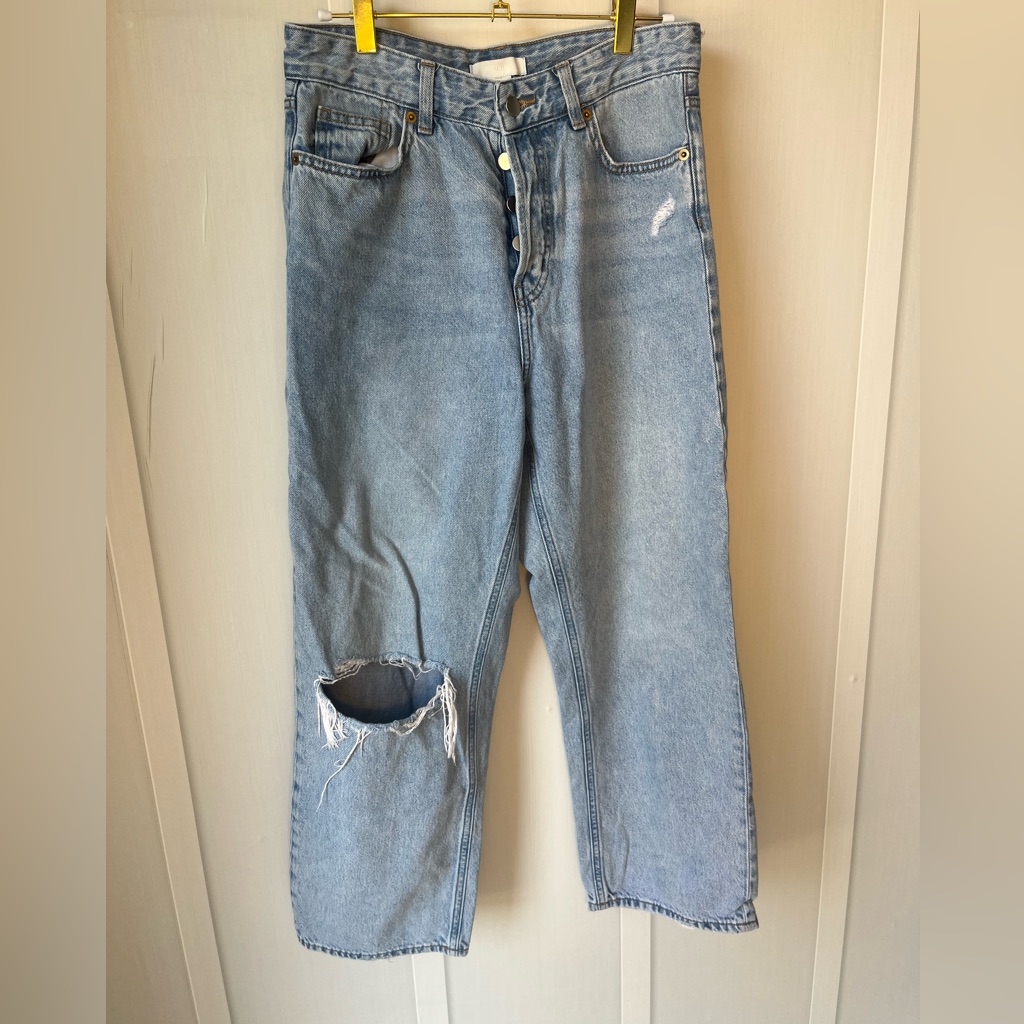 H&M Women’s Light Blue Distressed Jeans With Knee Slit Size 8